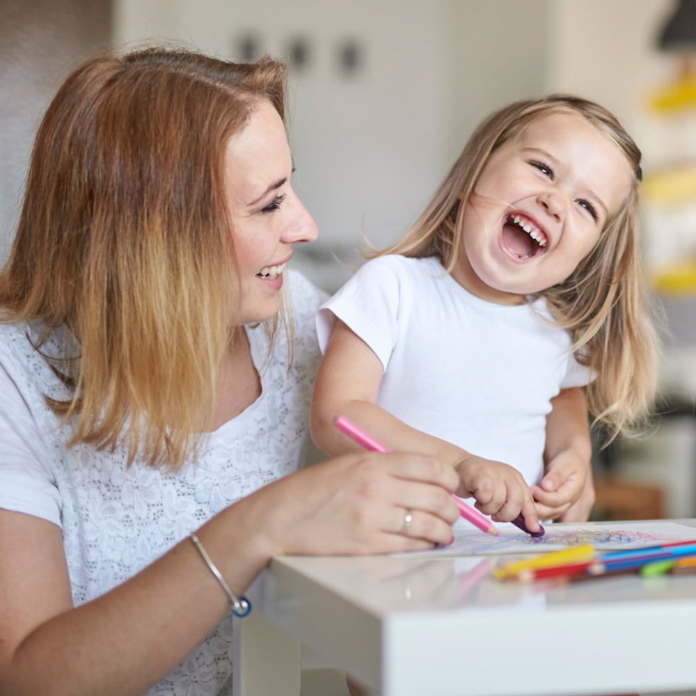 Mama i jej mała córeczka rysują razem