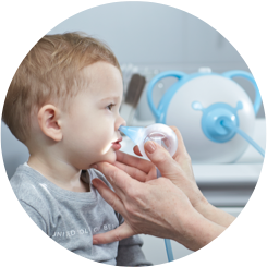 Lekarz laryngolog oczyszcza nos chłopca za pomocą bezpiecznego aspiratora do nosa dla niemowląt Nosiboo Pro