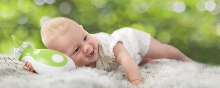 Dowiedz się więcej o przenośnym aspiratorze do nosa dla niemowląt Nosiboo Go, służącym do oczyszczania zatkanych nosków z wydzieliny w czasie podróży