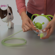 Kobieta składająca części elektrycznego aspiratora do nosa Nosiboo Pro2.